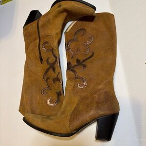 Vintage Nine West Tan Heeled Boots with Embroidery
